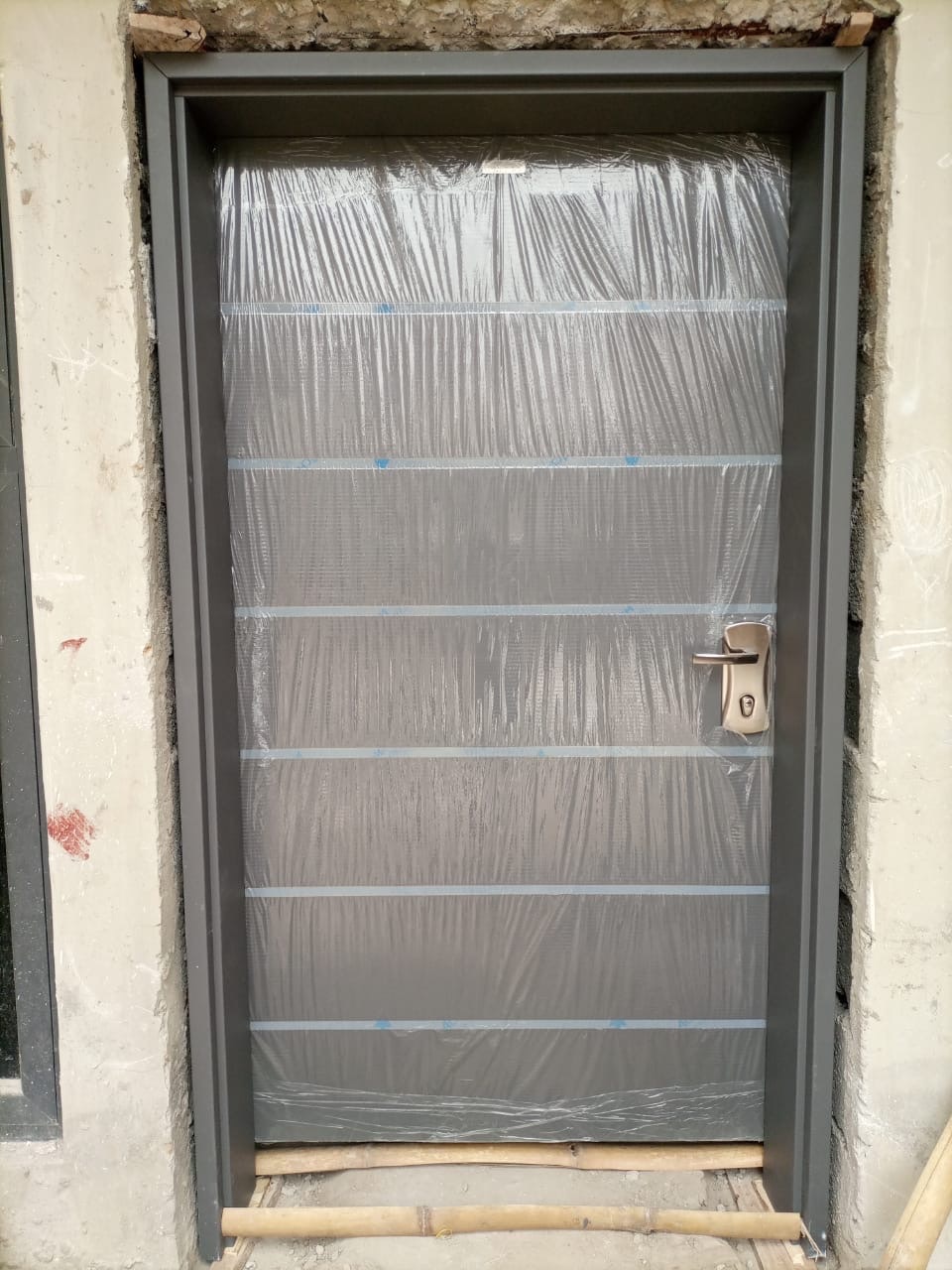 Darkgray isreali Madrid security door